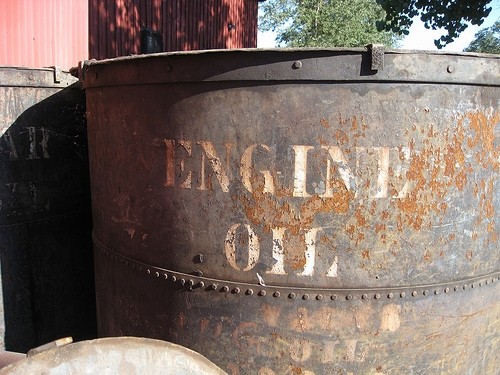 engine oil drum (Photo by Martin Bishop https://www.flickr.com/photos/46505544@N00/4906724596/)