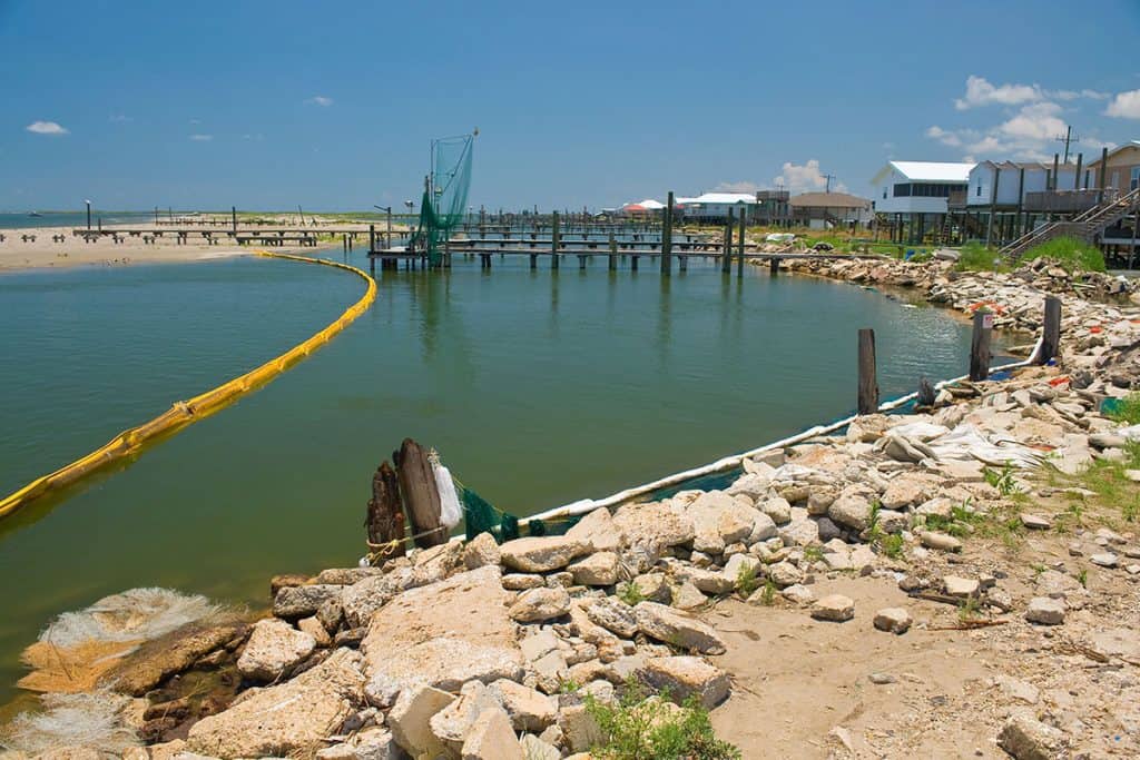 How to Deploy Oil Absorbent Booms Effectively